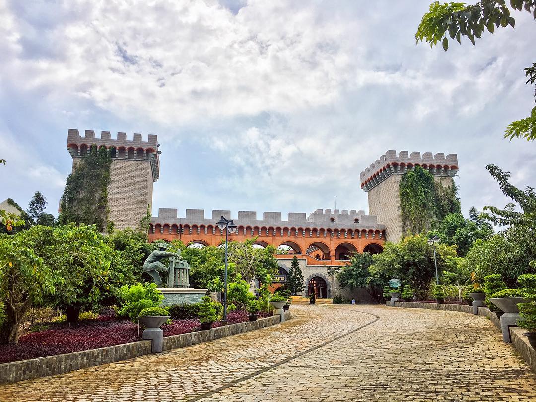 Tour Lâu Đài Rượu Vang - Bãi Đá Ông Địa - Bàu Sen - Bàu Trắng