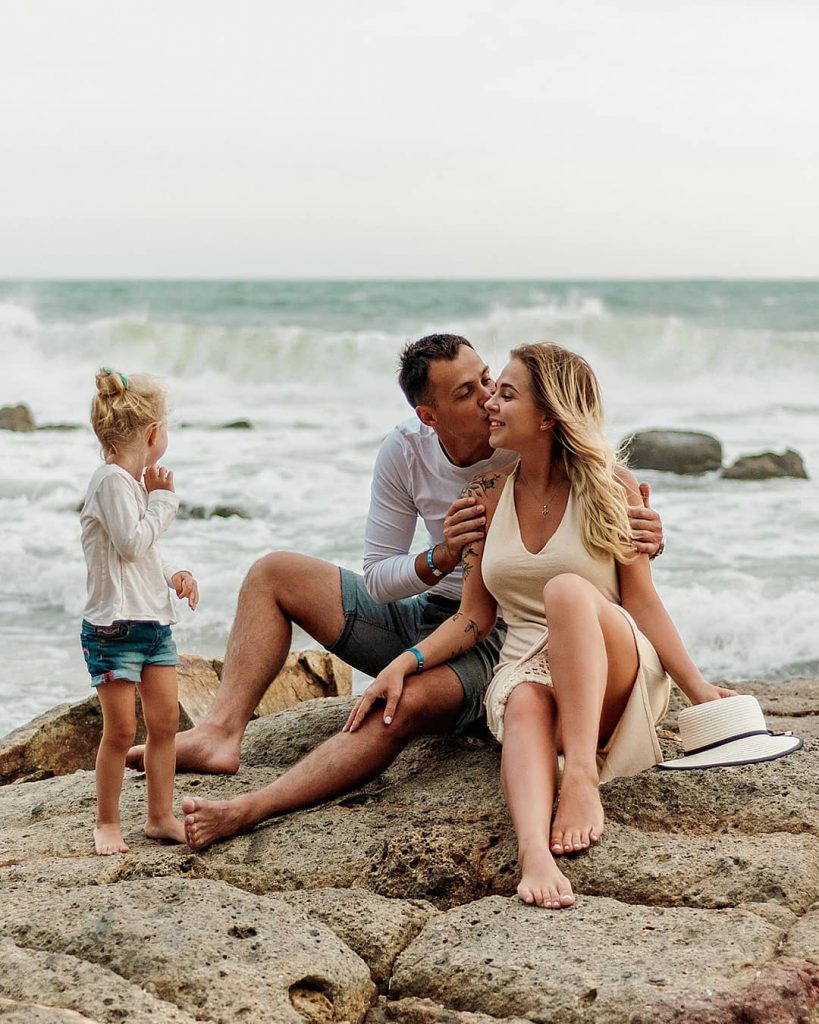 Hãy tưởng tượng mình và gia đình bạn sẽ chụp ảnh trên bãi biển Mũi Né với nền trời xanh biếc, còn sóng vỗ ùng ắp âm thanh. Đó sẽ là những hình ảnh tuyệt vời và đáng nhớ nhất. Hãy liên hệ với dịch vụ chụp ảnh gia đình của chúng tôi để thực hiện những cảm hứng đó.